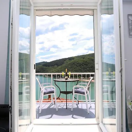 Sea View Apartment *